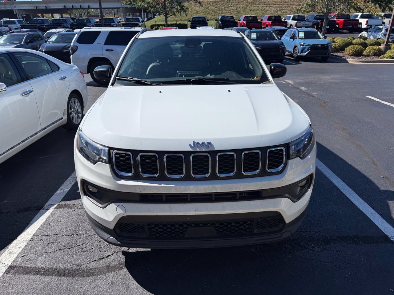 Used 2025 Jeep Compass Latitude AWD/4WD image 2