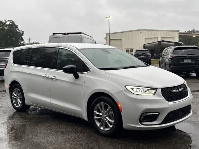 Used 2026 Chrysler Pacifica Select FWD image 8