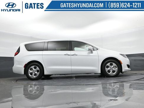 Used 2017 Chrysler Pacifica Touring Plus image 43