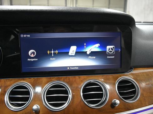 Used 2018 Mercedes-Benz E 400 4MATIC Sedan image 15