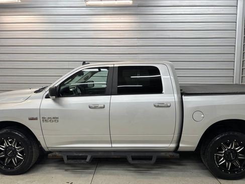 Used 2018 RAM 1500 SLT AWD/4WD image 9