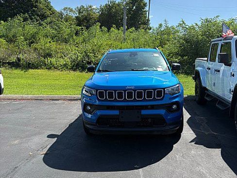 Used 2024 Jeep Compass Latitude AWD/4WD image 2