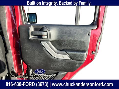 Used 2012 Jeep Wrangler Unlimited Sahara w/ Connectivity Group image 25