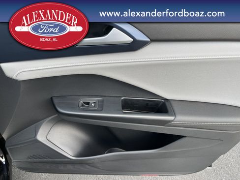 Used 2024 Volkswagen Taos SE image 14