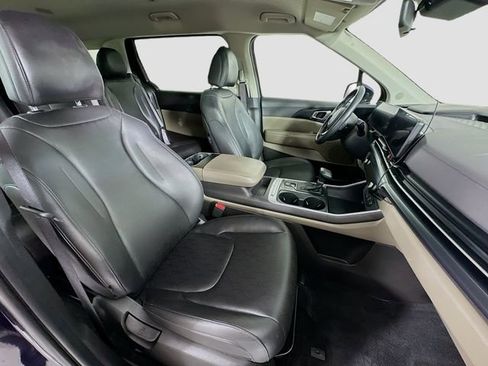 Used 2025 Kia Carnival image 28