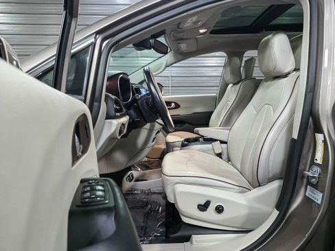 Used 2017 Chrysler Pacifica Limited image 17