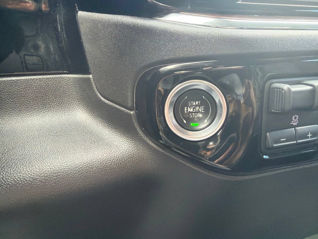 Used 2025 GMC Sierra 1500 SLT AWD/4WD image 17