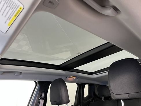 Used 2018 Jeep Renegade Latitude w/ Safety & Security Group image 18