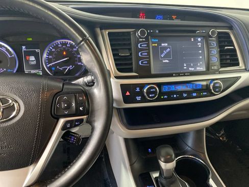 Used 2019 Toyota Highlander XLE AWD/4WD image 18