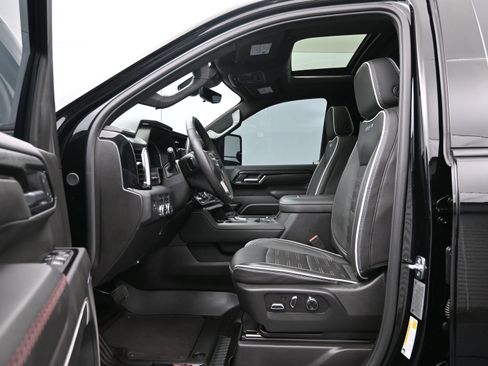 Used 2025 GMC Sierra 2500 AT4X image 8