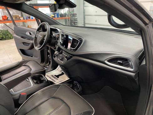 Used 2019 Chrysler Pacifica Limited w/ Advanced Safetytec Group image 28