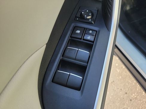 Used 2021 Toyota RAV4 XLE Premium image 17