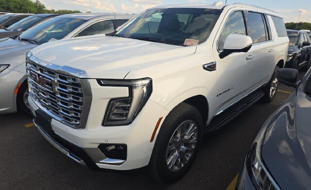 Used 2025 GMC Yukon XL Denali AWD/4WD image 3