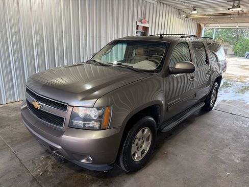 Used 2013 Chevrolet Suburban LT RWD image 1