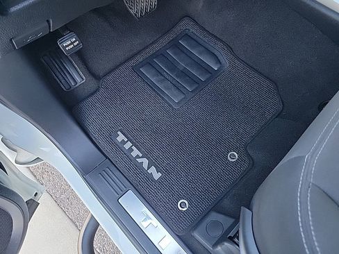 Used 2024 Nissan Titan SV w/ SV Convenience Package RWD image 19