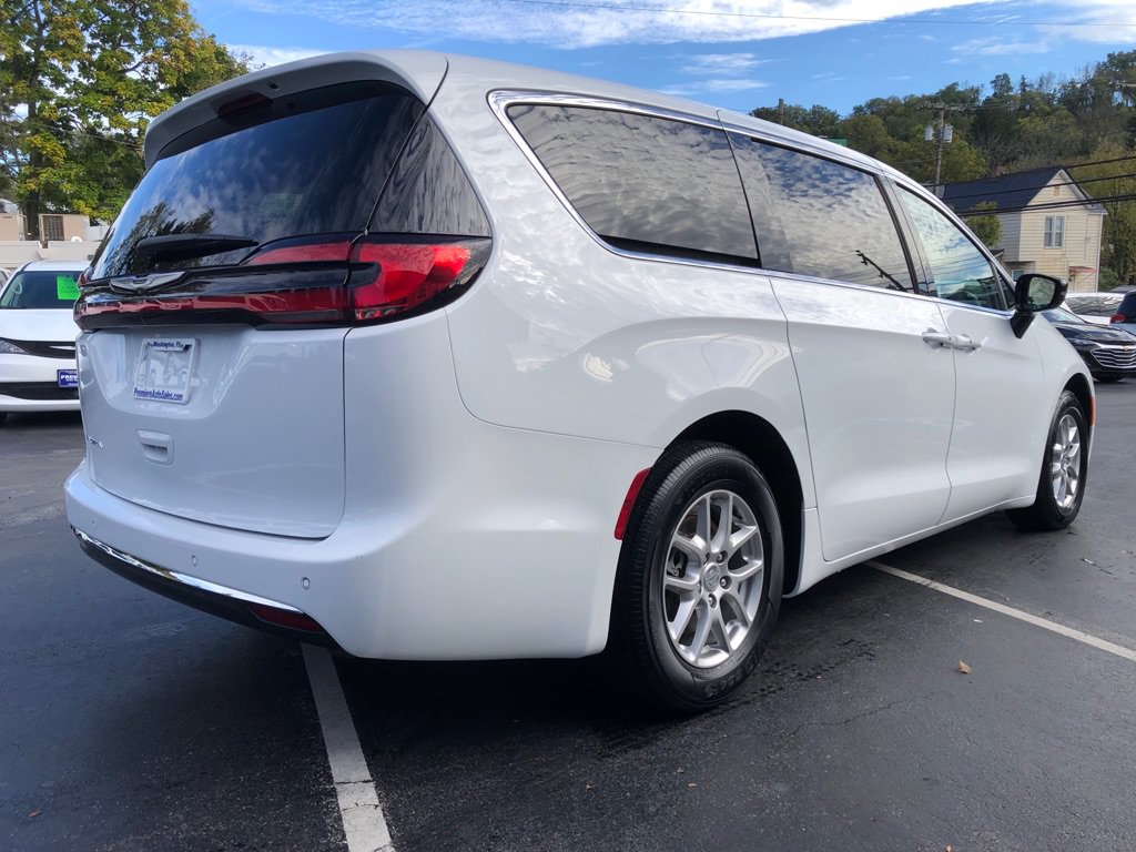 Used 2024 Chrysler Pacifica Touring-L FWD image 6