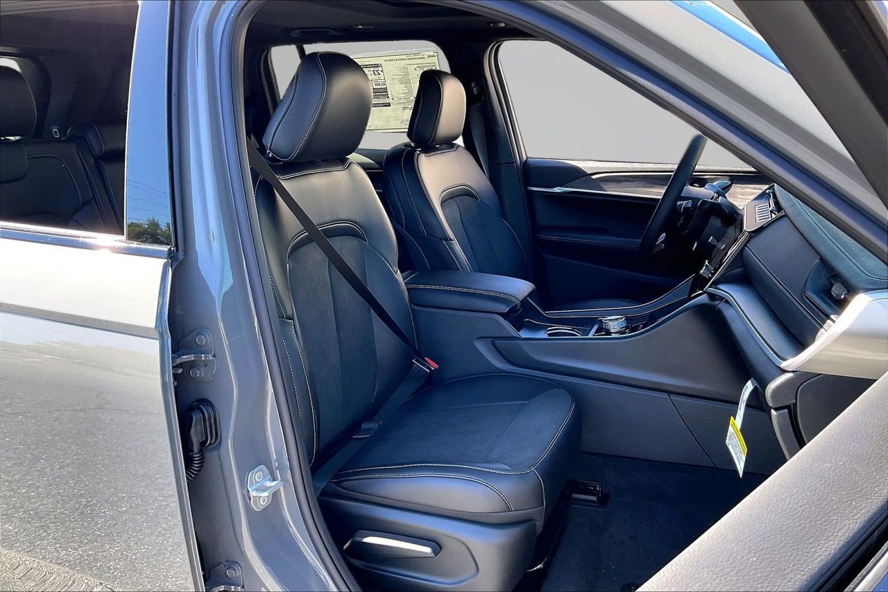New 2027 Jeep Grand Cherokee Altitude RWD image 20