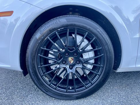 Used 2021 Porsche Cayenne Turbo image 9