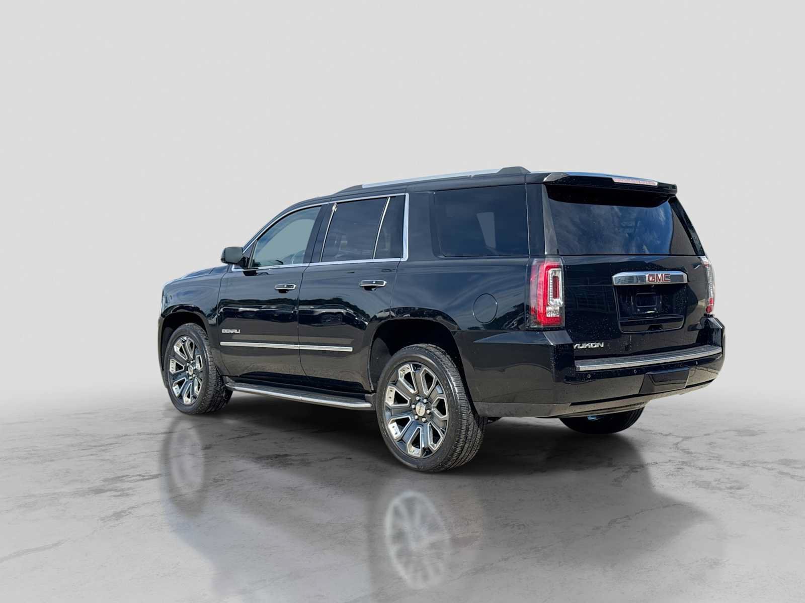 Used 2017 GMC Yukon Denali AWD/4WD image 4