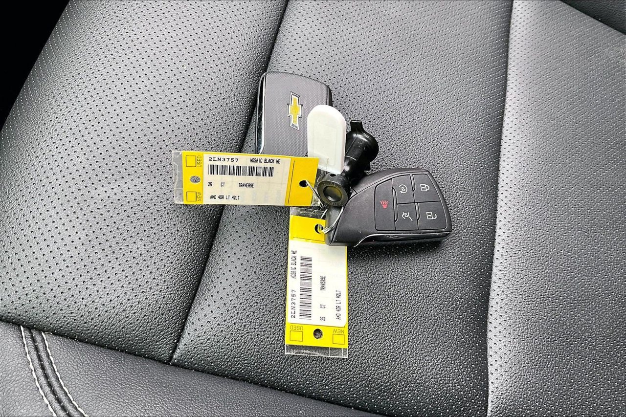 Used 2025 Chevrolet Traverse LT AWD/4WD image 32