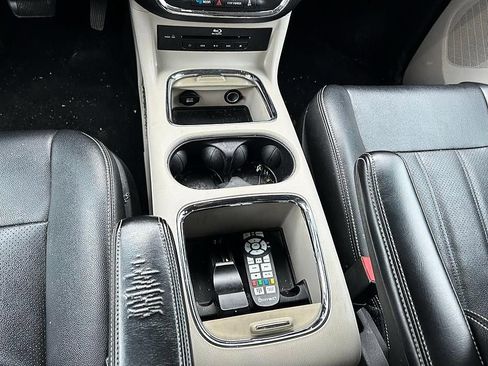 Used 2016 Chrysler Town & Country Touring w/ Driver Convenience Group image 10