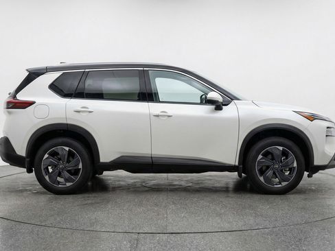 Used 2025 Nissan Rogue SV image 11