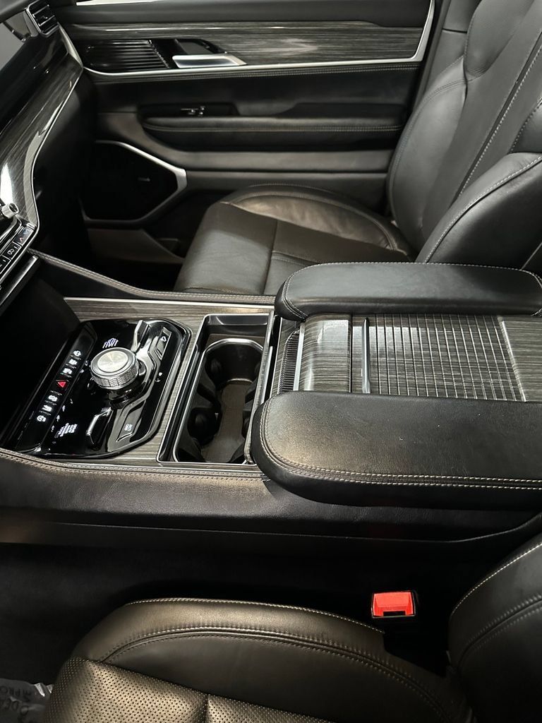 Used 2022 Jeep Wagoneer Series III w/ Premium Group I AWD/4WD image 17