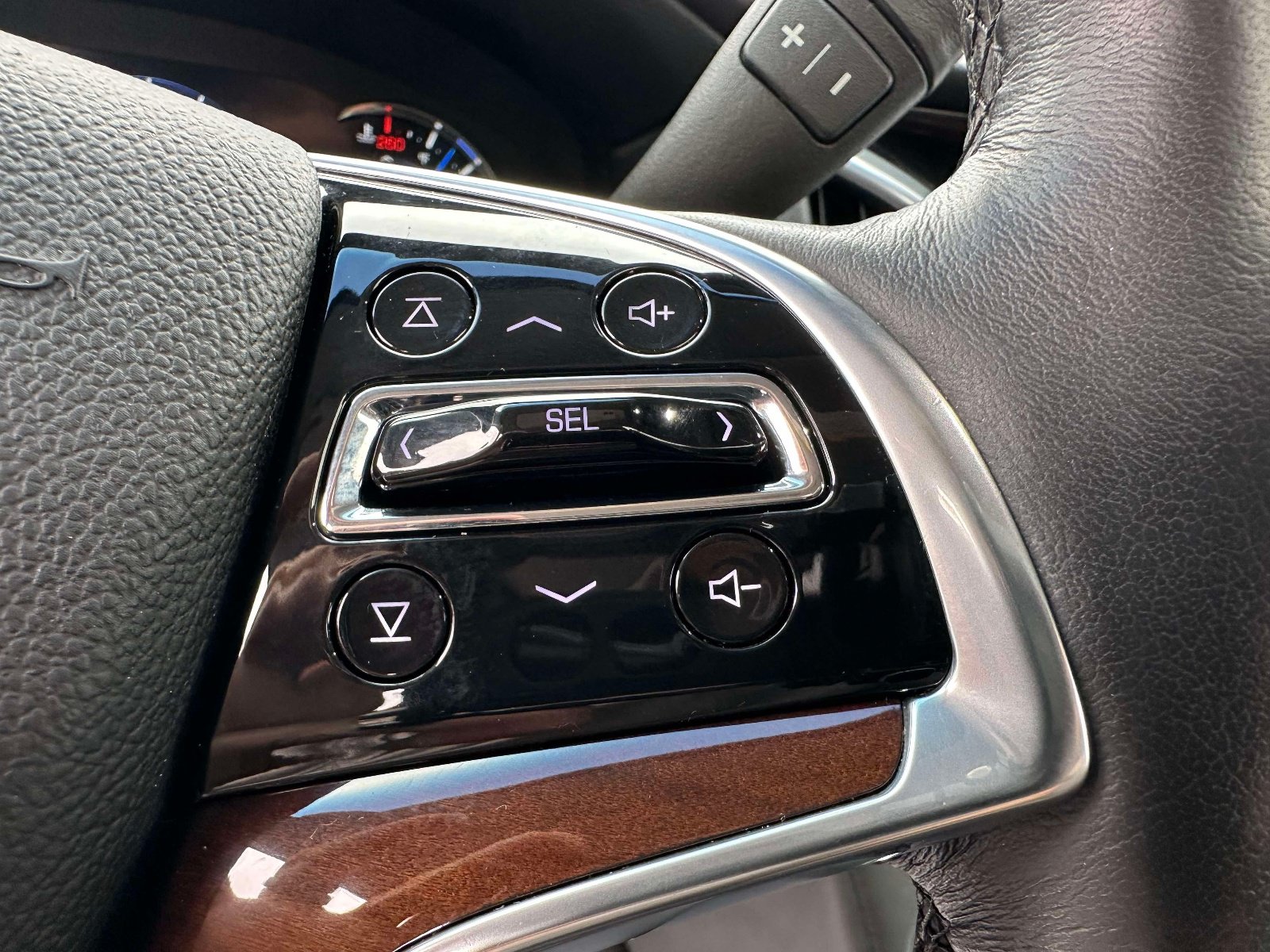 Used 2020 Cadillac Escalade Premium Luxury AWD/4WD image 13