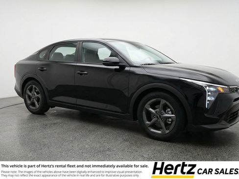 Used 2025 Kia K4 LXS image 1