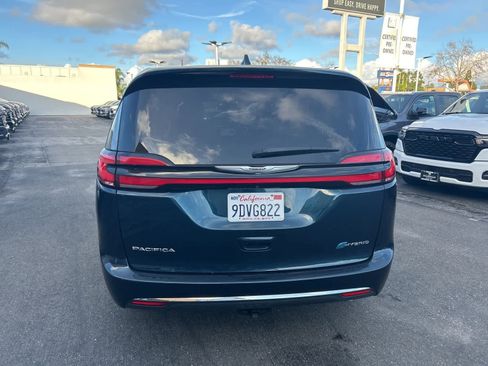 Used 2022 Chrysler Pacifica Touring-L image 4