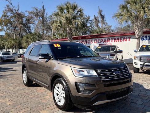 Used 2016 Ford Explorer XLT w/ Equipment Group 202A image 2