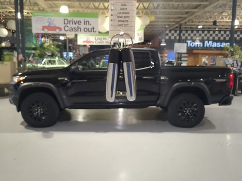 Used 2024 Chevrolet Colorado Trail Boss w/ Advanced Trailering Package AWD/4WD image 4