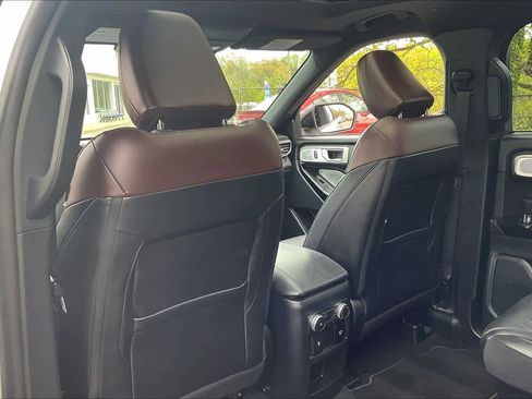 Used 2021 Ford Explorer Platinum w/ Premium Technology Package AWD/4WD image 22