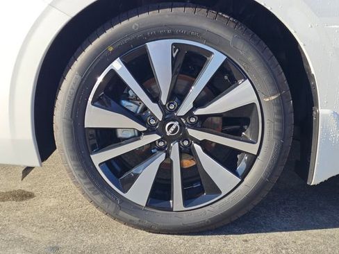 Used 2025 Nissan Sentra SV w/ SV Premium Package image 9