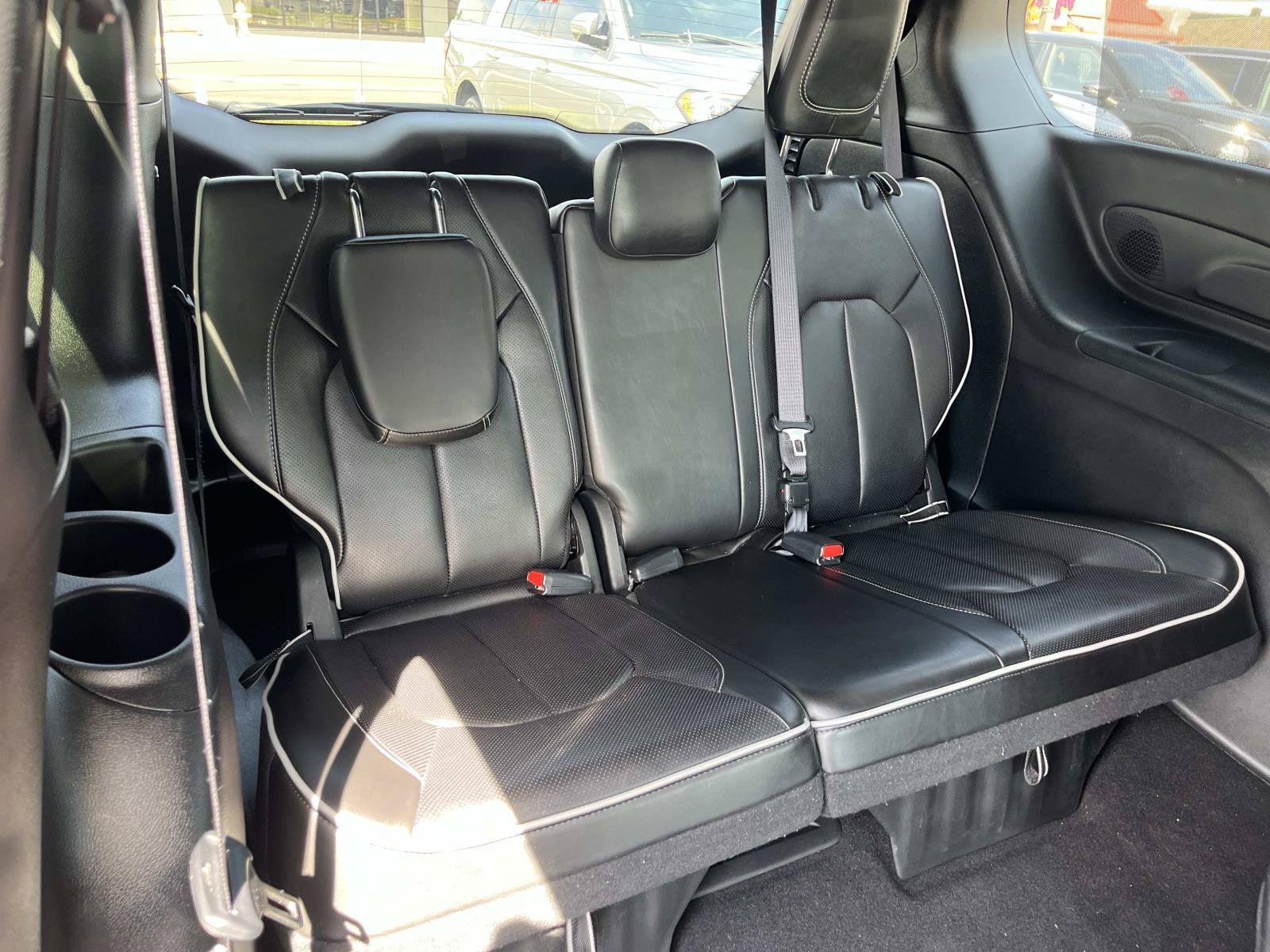 Used 2025 Chrysler Pacifica Limited FWD image 20