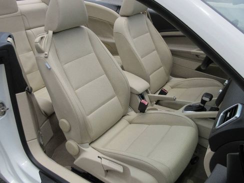 Used 2011 Volkswagen Eos Komfort FWD image 17