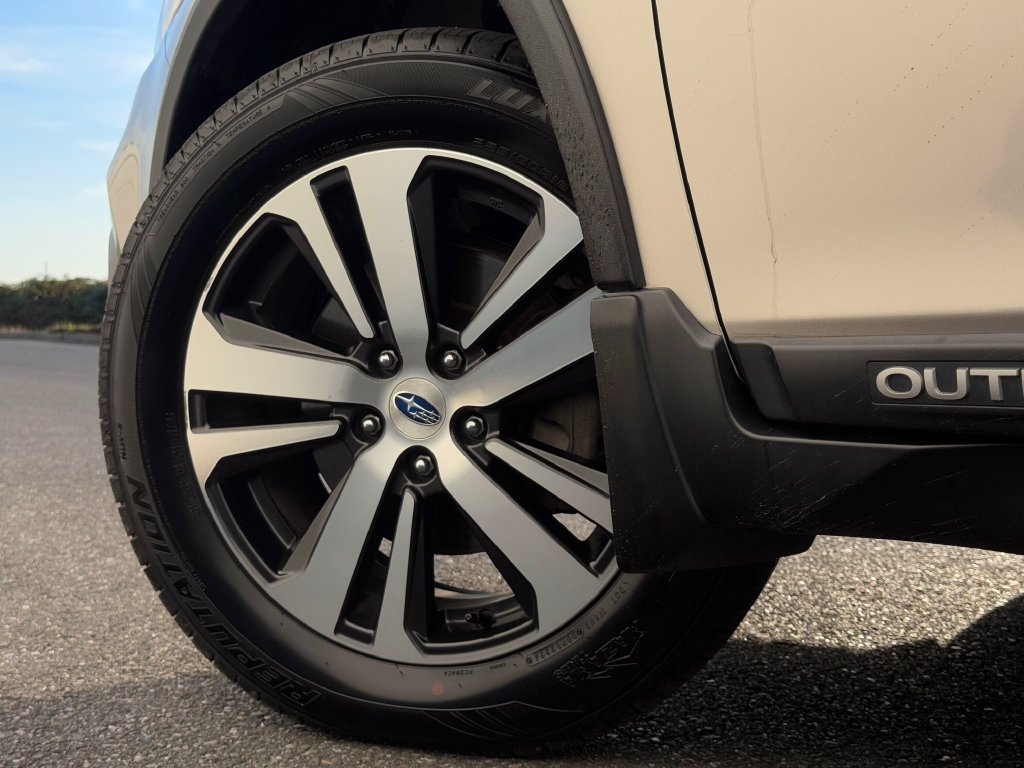Used 2018 Subaru Outback 3.6R Limited AWD/4WD image 25