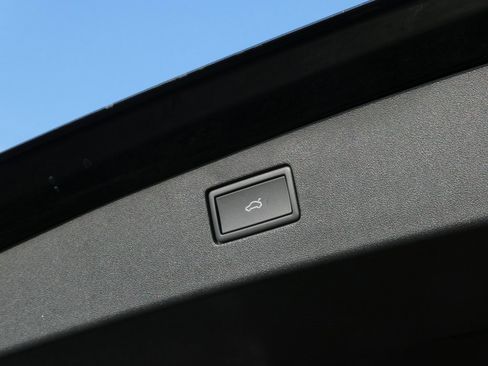 New 2025 Volkswagen Tiguan SE image 23