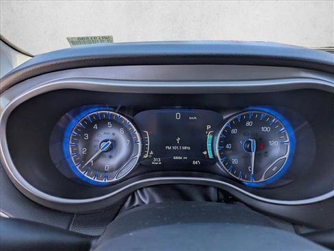 Used 2022 Chrysler Pacifica Touring-L image 15