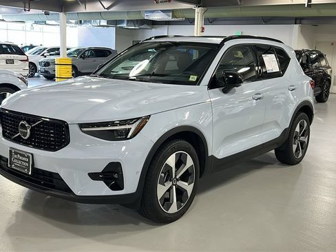 Certified 2026 Volvo XC40 B5 Plus AWD/4WD image 3