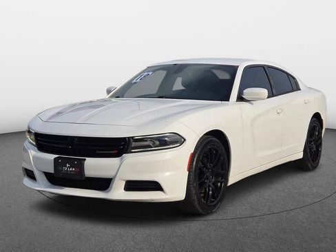 Used 2018 Dodge Charger SXT RWD image 2