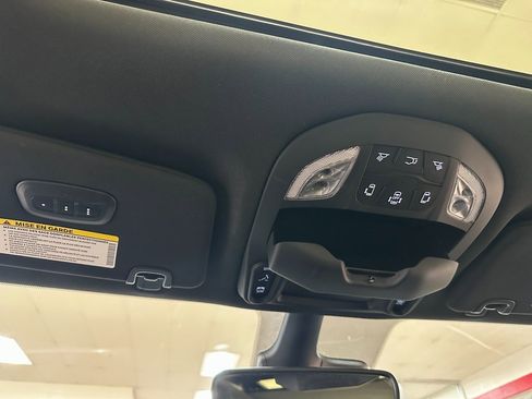 Certified 2025 Chrysler Pacifica Limited image 36