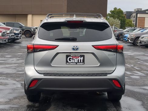 Used 2020 Toyota Highlander XLE AWD/4WD image 5