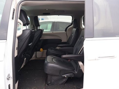 Used 2017 Chrysler Pacifica Touring-L Plus w/ Tire & Wheel Group image 28