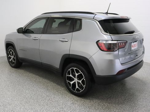 Used 2024 Jeep Compass Latitude image 9