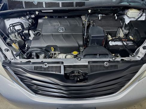 Used 2013 Toyota Sienna LE image 28