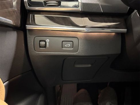 Used 2017 Volvo XC90 T6 Momentum w/ Vision Package image 31