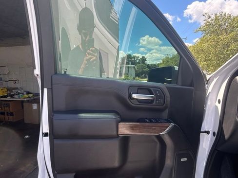 Used 2019 Chevrolet Silverado 1500 High Country w/ Technology Package AWD/4WD image 10
