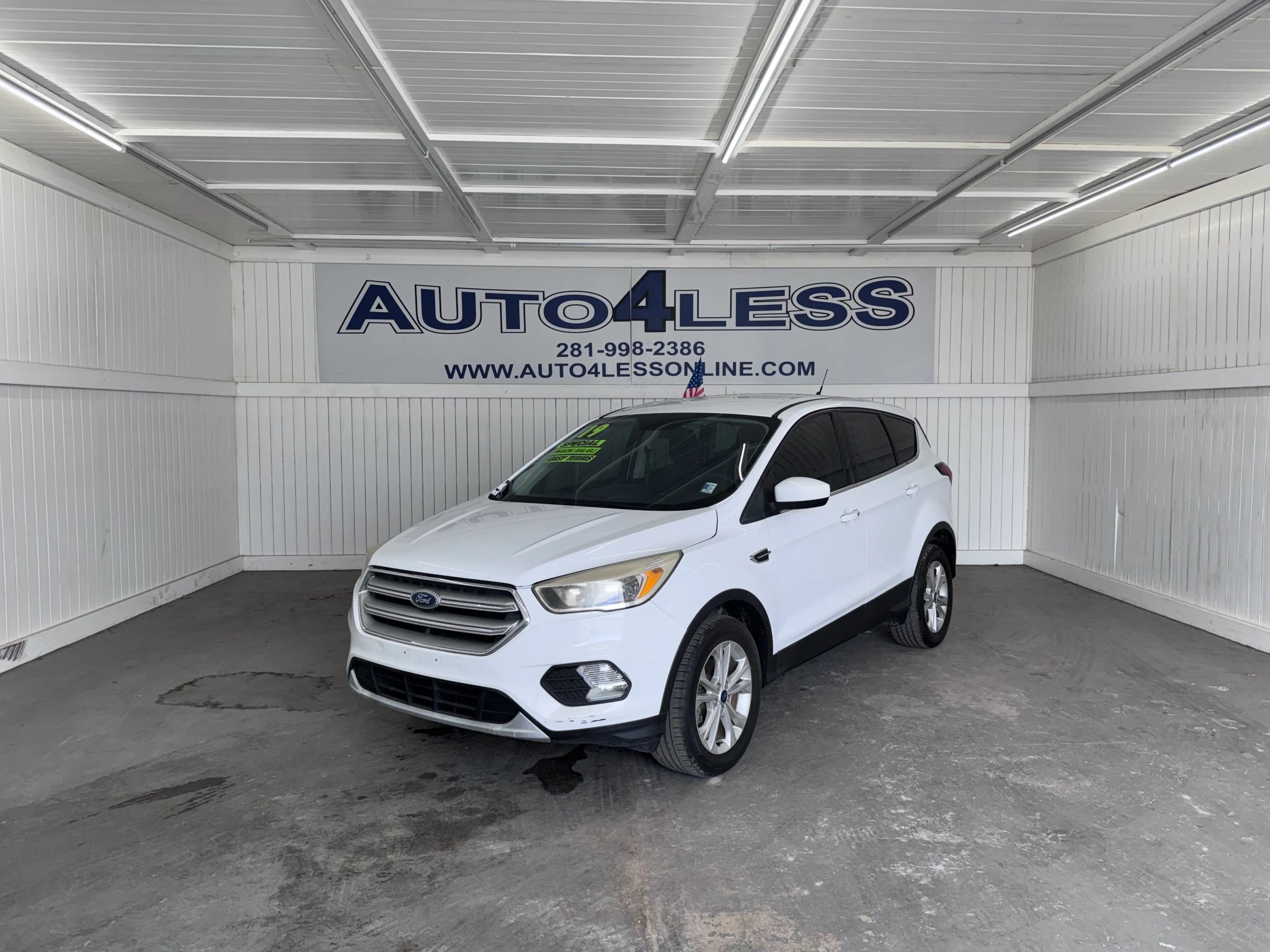 Used 2019 Ford Escape SE FWD image 1