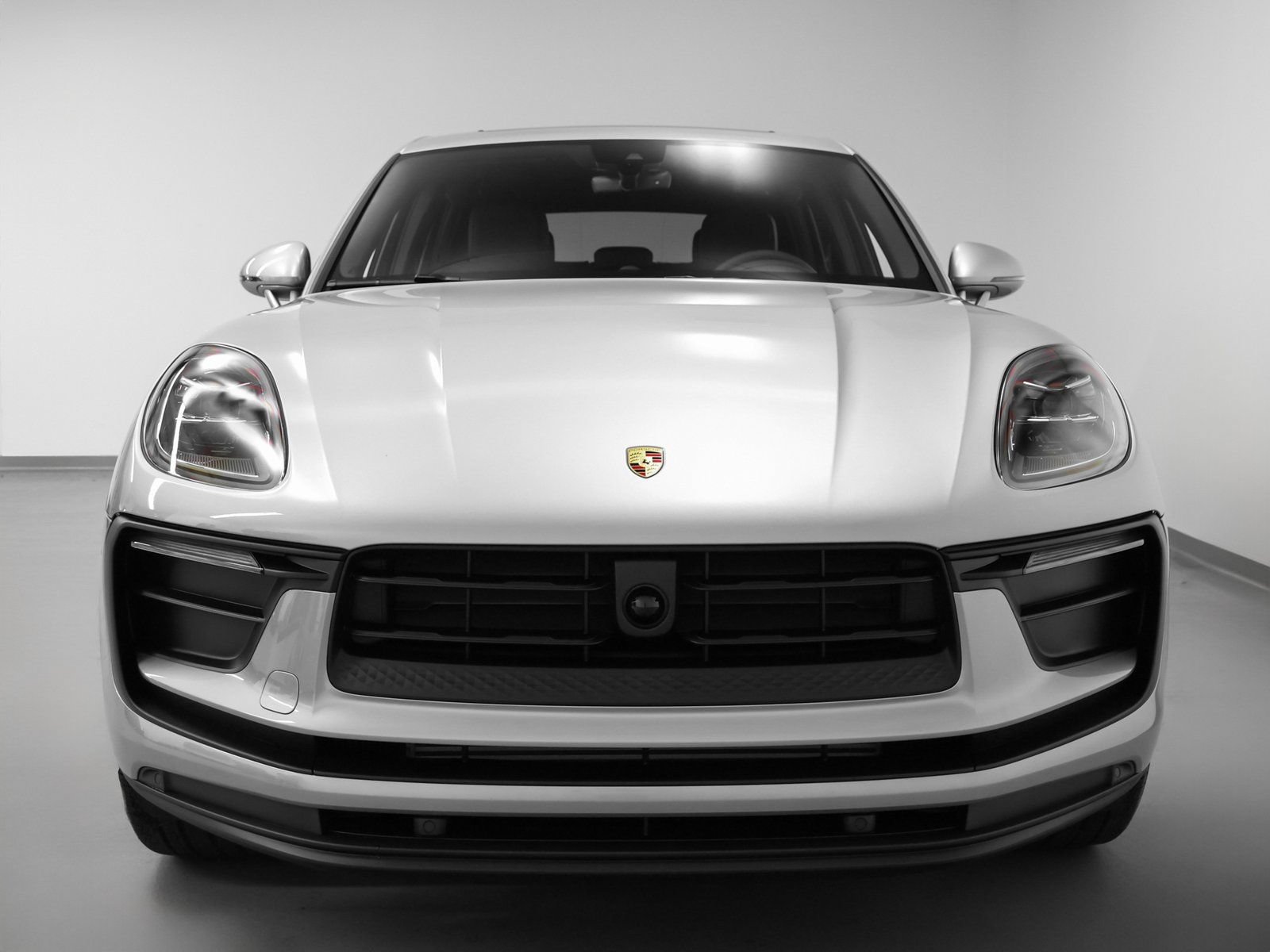Certified 2025 Porsche Macan AWD/4WD image 8